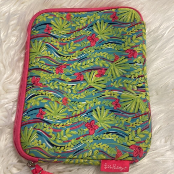 Lilly Pulitzer Make up bag size long 10” wide 8” no rips smell see pictures - Picture 11 of 11